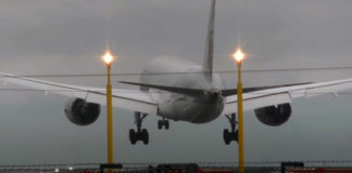 Boeing 787 Crosswind Landing